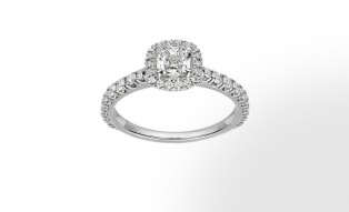 Cartier Destinée订婚钻戒 Cartier Destinée在钻石光晕的环绕中绽放耀眼光芒。这一系列的设计柔美和谐，见证一生相守的不变承诺。